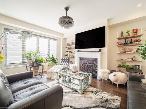 7892 Odell Crescent, Niagara Falls, ON - Indoor Photo Showing Living Room With Fireplace