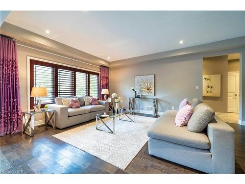 7181 Lionshead Avenue, Niagara Falls, ON - Indoor Photo Showing Living Room