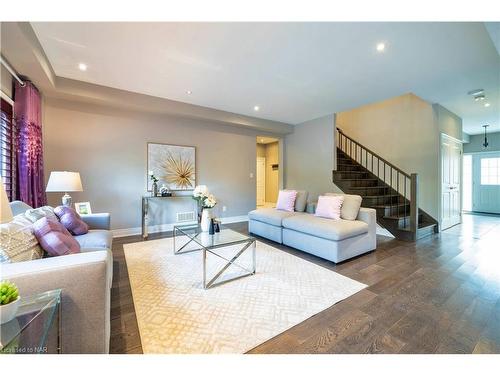 7181 Lionshead Avenue, Niagara Falls, ON - Indoor Photo Showing Living Room