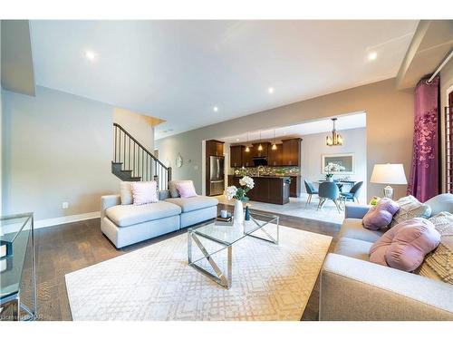 7181 Lionshead Avenue, Niagara Falls, ON - Indoor Photo Showing Living Room