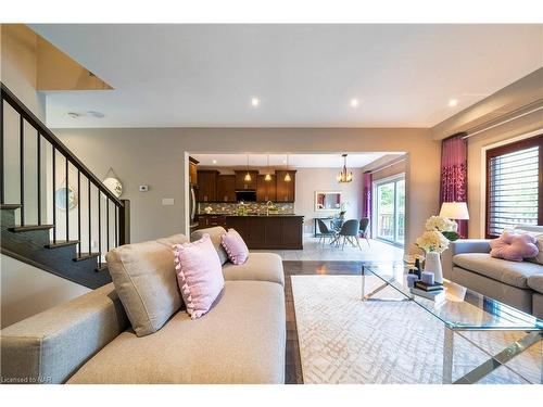 7181 Lionshead Avenue, Niagara Falls, ON - Indoor Photo Showing Living Room