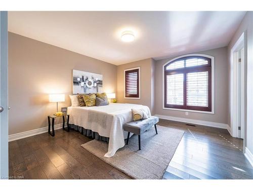 7181 Lionshead Avenue, Niagara Falls, ON - Indoor Photo Showing Bedroom