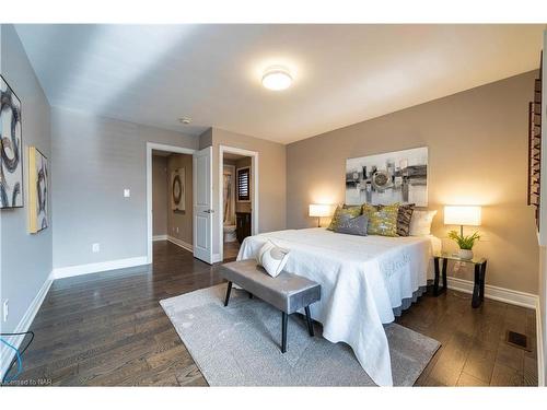 7181 Lionshead Avenue, Niagara Falls, ON - Indoor Photo Showing Bedroom