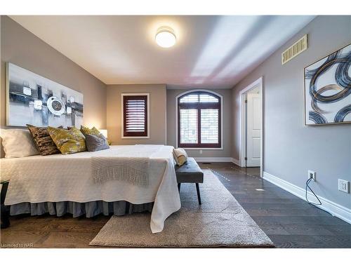 7181 Lionshead Avenue, Niagara Falls, ON - Indoor Photo Showing Bedroom