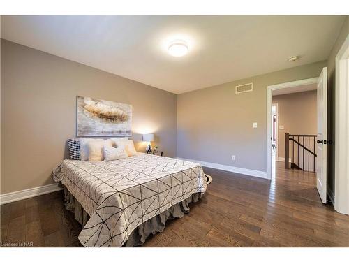 7181 Lionshead Avenue, Niagara Falls, ON - Indoor Photo Showing Bedroom