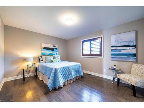 7181 Lionshead Avenue, Niagara Falls, ON - Indoor Photo Showing Bedroom