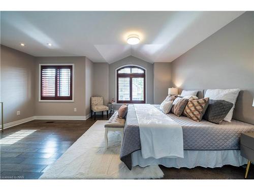 7181 Lionshead Avenue, Niagara Falls, ON - Indoor Photo Showing Bedroom