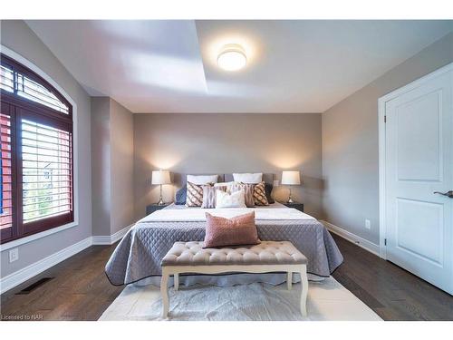 7181 Lionshead Avenue, Niagara Falls, ON - Indoor Photo Showing Bedroom