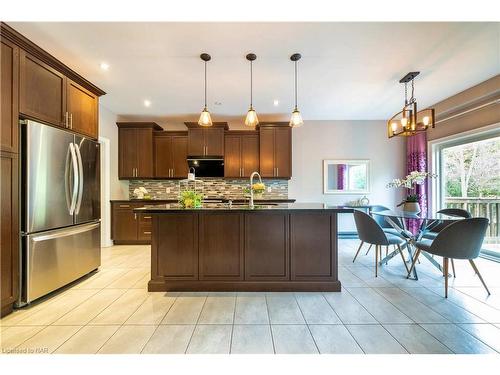 7181 Lionshead Avenue, Niagara Falls, ON - Indoor Photo Showing Kitchen With Stainless Steel Kitchen With Upgraded Kitchen