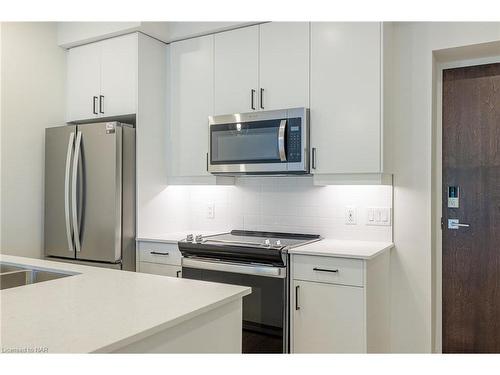 203-118 West Street, Port Colborne, ON - Indoor Photo Showing Kitchen With Stainless Steel Kitchen With Upgraded Kitchen