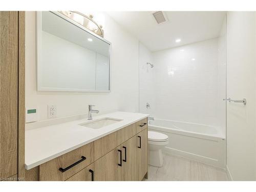 203-118 West Street, Port Colborne, ON - Indoor Photo Showing Bathroom