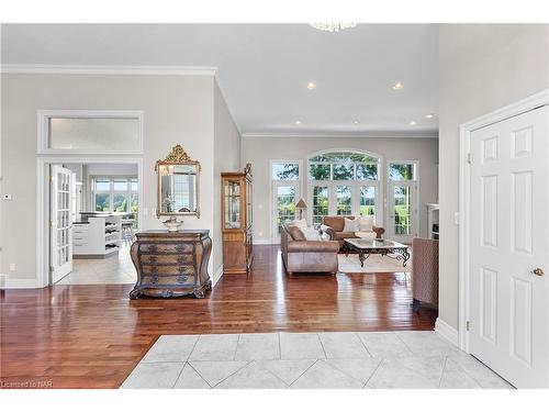 8113 Fatima Court, Niagara Falls, ON - Indoor Photo Showing Living Room