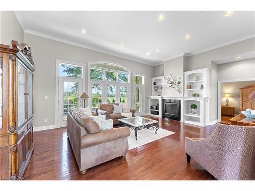 8113 Fatima Court, Niagara Falls, ON - Indoor Photo Showing Living Room