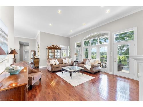 8113 Fatima Court, Niagara Falls, ON - Indoor Photo Showing Living Room