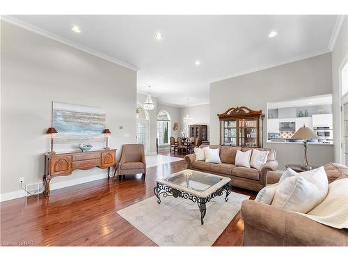 8113 Fatima Court, Niagara Falls, ON - Indoor Photo Showing Living Room