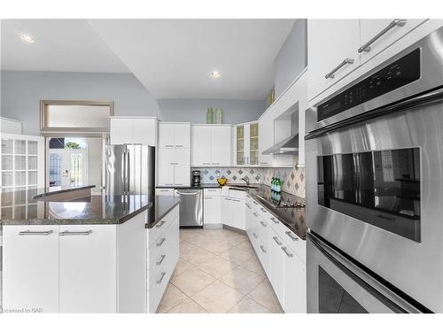 8113 Fatima Court, Niagara Falls, ON - Indoor Photo Showing Kitchen With Stainless Steel Kitchen With Upgraded Kitchen