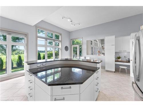 8113 Fatima Court, Niagara Falls, ON - Indoor Photo Showing Kitchen