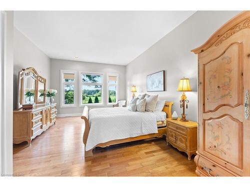 8113 Fatima Court, Niagara Falls, ON - Indoor Photo Showing Bedroom