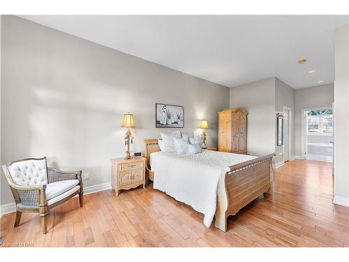 8113 Fatima Court, Niagara Falls, ON - Indoor Photo Showing Bedroom