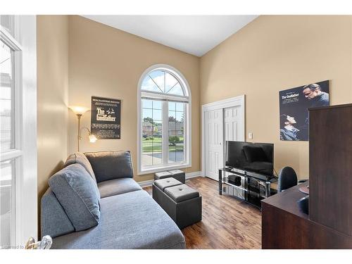 8113 Fatima Court, Niagara Falls, ON - Indoor Photo Showing Living Room