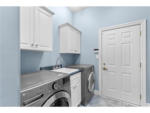 8113 Fatima Court, Niagara Falls, ON - Indoor Photo Showing Laundry Room