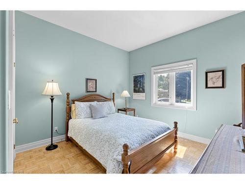 8113 Fatima Court, Niagara Falls, ON - Indoor Photo Showing Bedroom