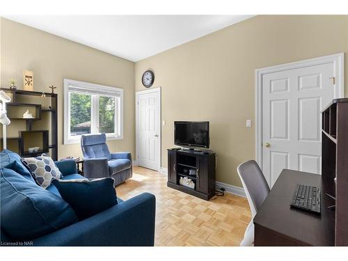 8113 Fatima Court, Niagara Falls, ON - Indoor Photo Showing Living Room