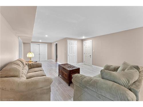 8113 Fatima Court, Niagara Falls, ON - Indoor Photo Showing Living Room