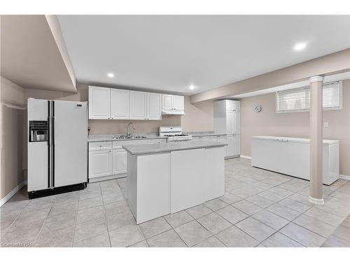 8113 Fatima Court, Niagara Falls, ON - Indoor Photo Showing Kitchen