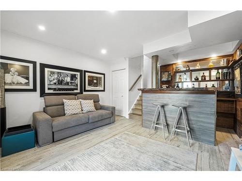 12-1 Lakeside Drive, St. Catharines, ON - Indoor Photo Showing Living Room