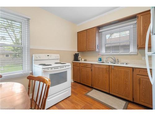 149 South Drive, St. Catharines, ON - Indoor Photo Showing Kitchen With Double Sink