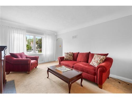 149 South Drive, St. Catharines, ON - Indoor Photo Showing Living Room