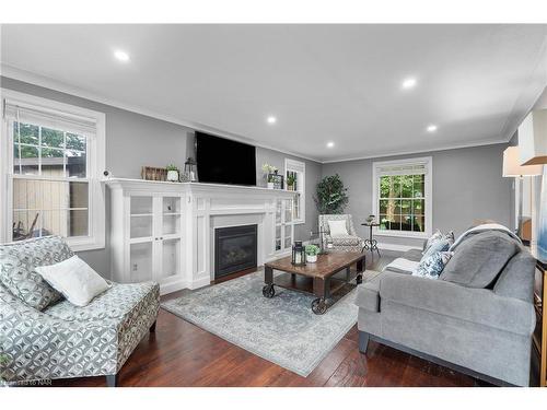 7100 Waterloo Drive, Niagara Falls, ON - Indoor Photo Showing Living Room With Fireplace