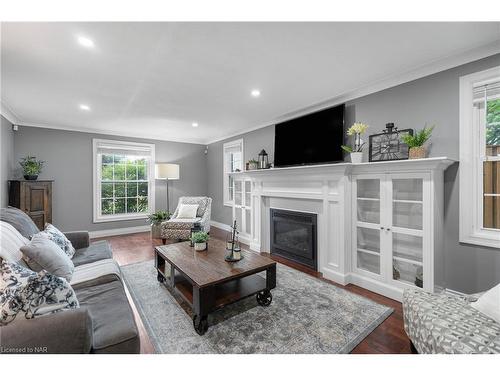 7100 Waterloo Drive, Niagara Falls, ON - Indoor Photo Showing Living Room With Fireplace