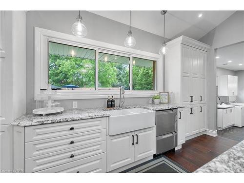 7100 Waterloo Drive, Niagara Falls, ON - Indoor Photo Showing Kitchen With Upgraded Kitchen