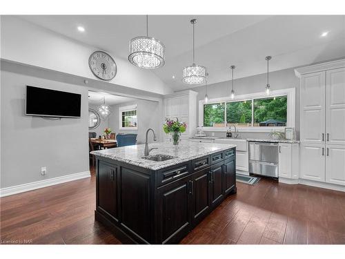 7100 Waterloo Drive, Niagara Falls, ON - Indoor Photo Showing Kitchen With Upgraded Kitchen