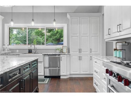 7100 Waterloo Drive, Niagara Falls, ON - Indoor Photo Showing Kitchen With Upgraded Kitchen