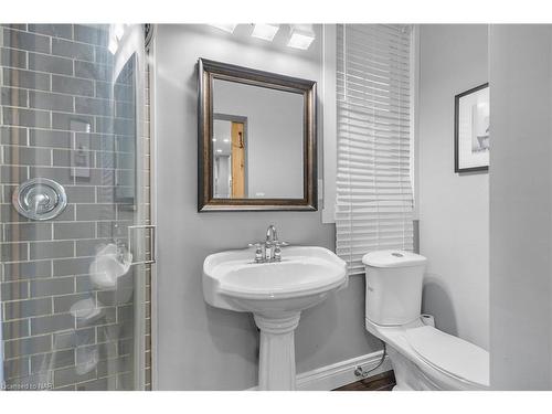 7100 Waterloo Drive, Niagara Falls, ON - Indoor Photo Showing Bathroom