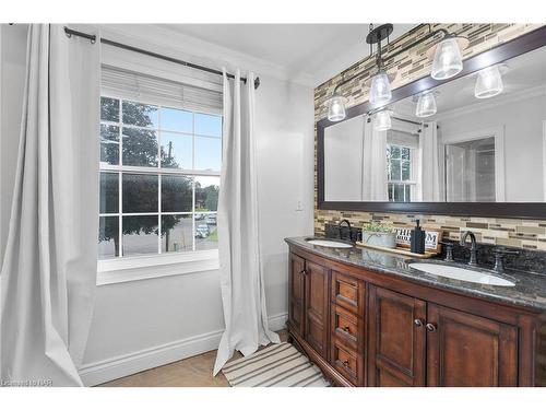 7100 Waterloo Drive, Niagara Falls, ON - Indoor Photo Showing Bathroom