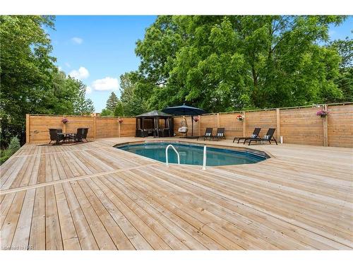 7100 Waterloo Drive, Niagara Falls, ON - Outdoor With In Ground Pool With Deck Patio Veranda