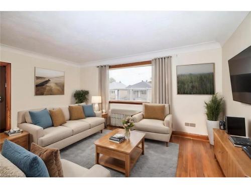 223 Niagara Street, St. Catharines, ON - Indoor Photo Showing Living Room