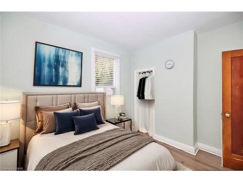 223 Niagara Street, St. Catharines, ON - Indoor Photo Showing Bedroom