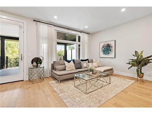 21 Taliesin Trail, Welland, ON - Indoor Photo Showing Living Room