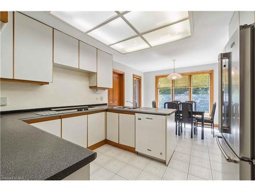 53 Chancery Circle, St. Catharines, ON - Indoor Photo Showing Kitchen