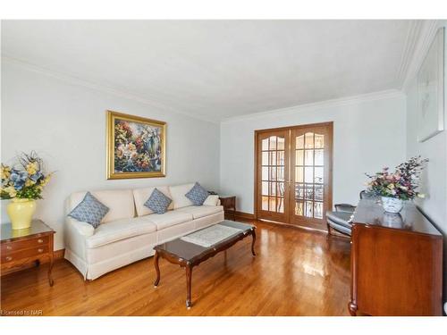 53 Chancery Circle, St. Catharines, ON - Indoor Photo Showing Living Room