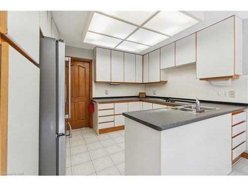 53 Chancery Circle, St. Catharines, ON - Indoor Photo Showing Kitchen With Double Sink