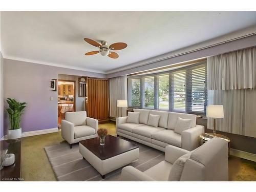 6980 Concord Crescent, Niagara Falls, ON - Indoor Photo Showing Living Room