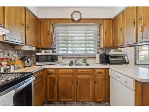 6980 Concord Crescent, Niagara Falls, ON - Indoor Photo Showing Kitchen With Double Sink