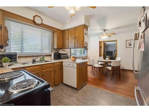 6980 Concord Crescent, Niagara Falls, ON - Indoor Photo Showing Kitchen With Double Sink