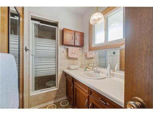 6980 Concord Crescent, Niagara Falls, ON - Indoor Photo Showing Bathroom